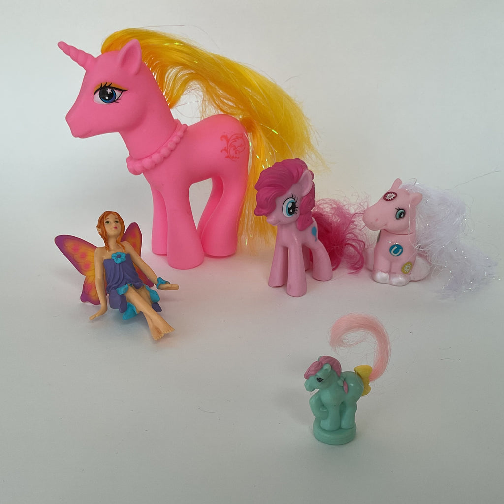 Ponyfigurer med stor lyserød enhjørning, små ponyer og fe, 5 stk. – ca. 3-13 cm