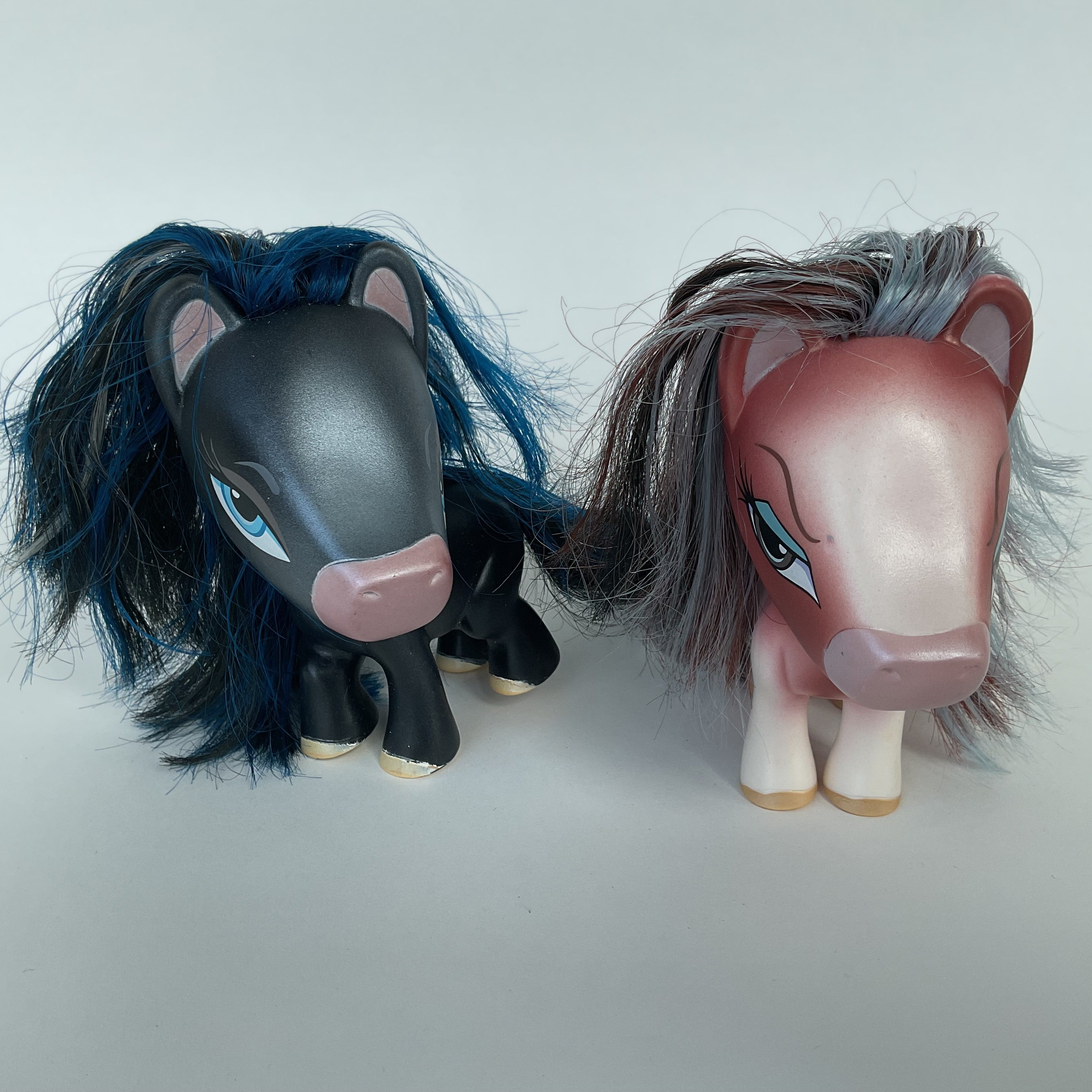 2 ponyfigurer med store hoveder, langt hår og smukke øjne – ca. 11 cm