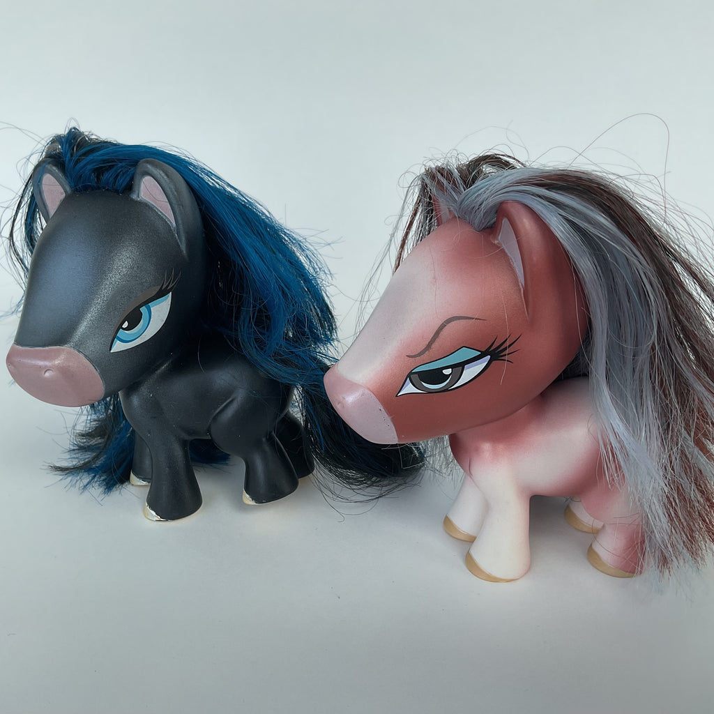 2 ponyfigurer med store hoveder, langt hår og smukke øjne – ca. 11 cm