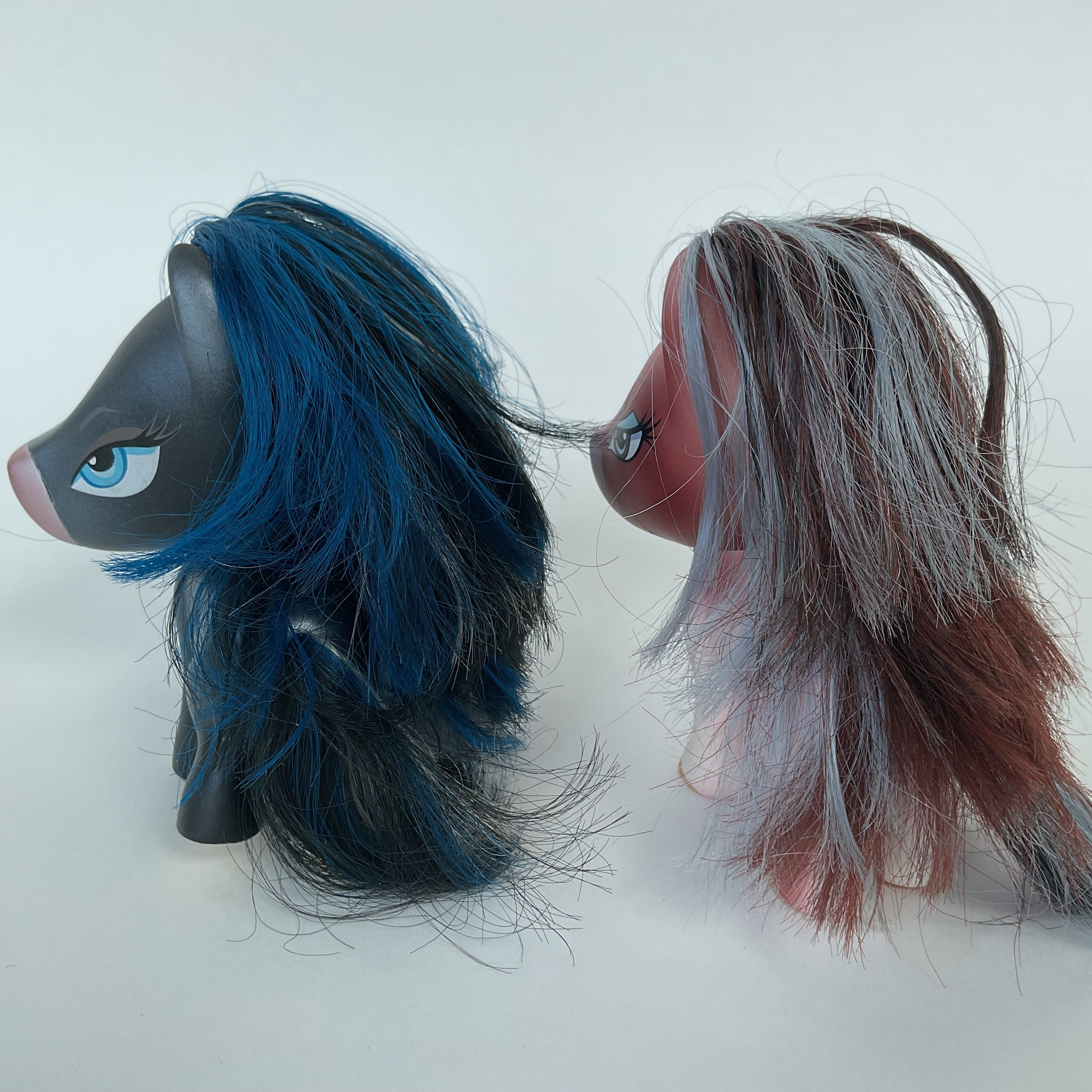 2 ponyfigurer med store hoveder, langt hår og smukke øjne – ca. 11 cm