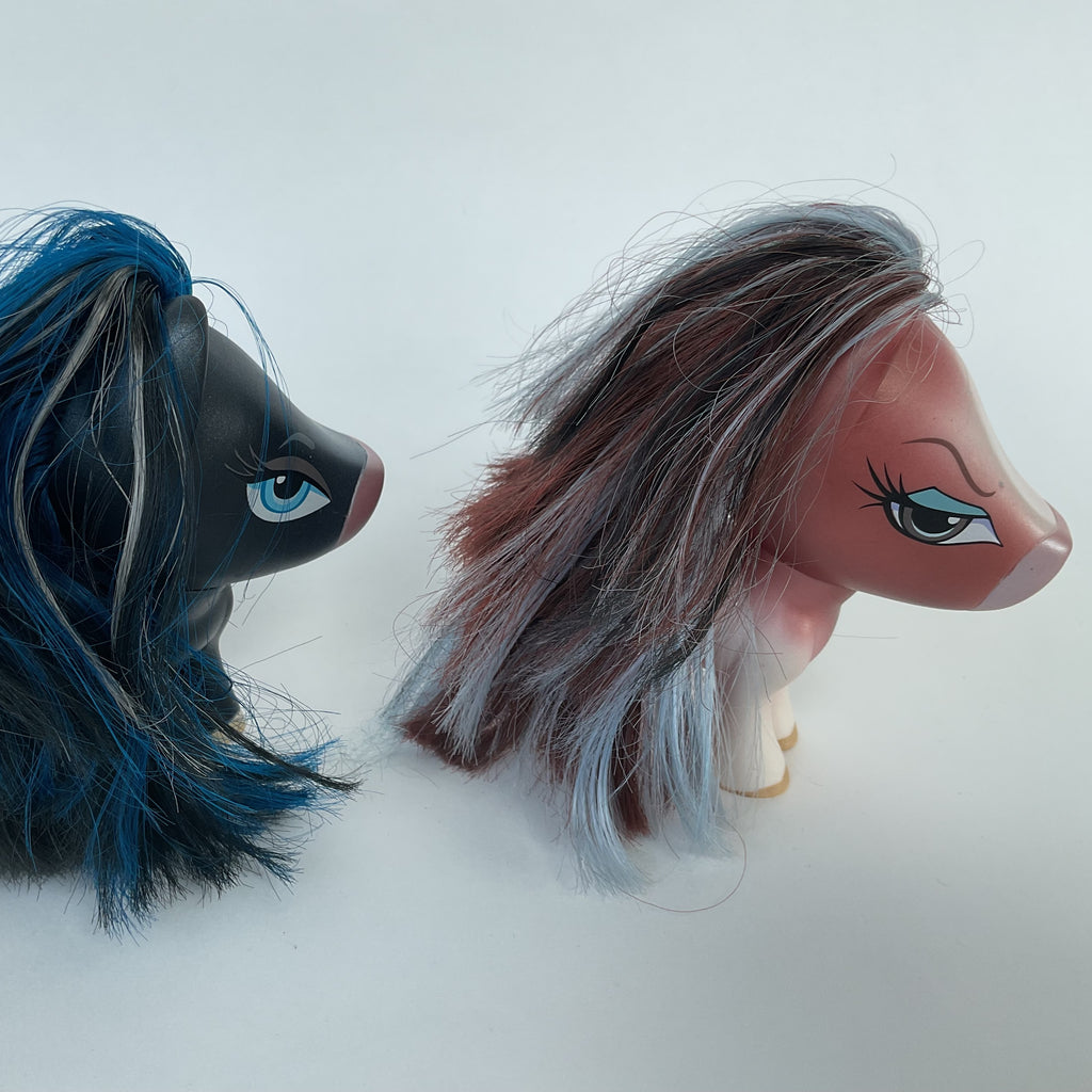 2 ponyfigurer med store hoveder, langt hår og smukke øjne – ca. 11 cm