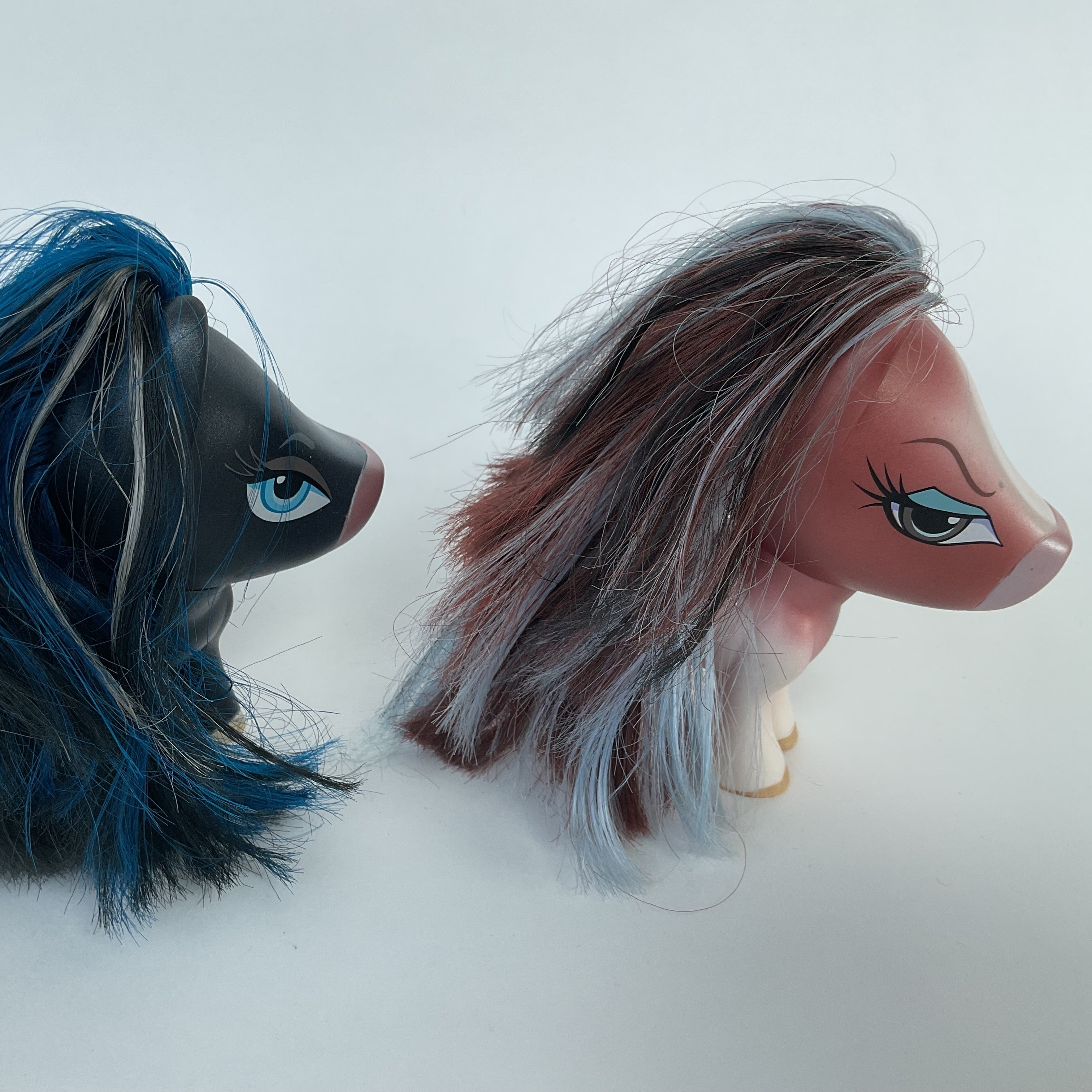 2 ponyfigurer med store hoveder, langt hår og smukke øjne – ca. 11 cm