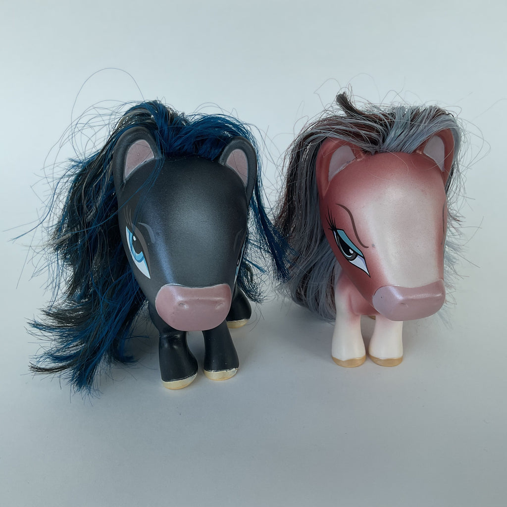 2 ponyfigurer med store hoveder, langt hår og smukke øjne – ca. 11 cm
