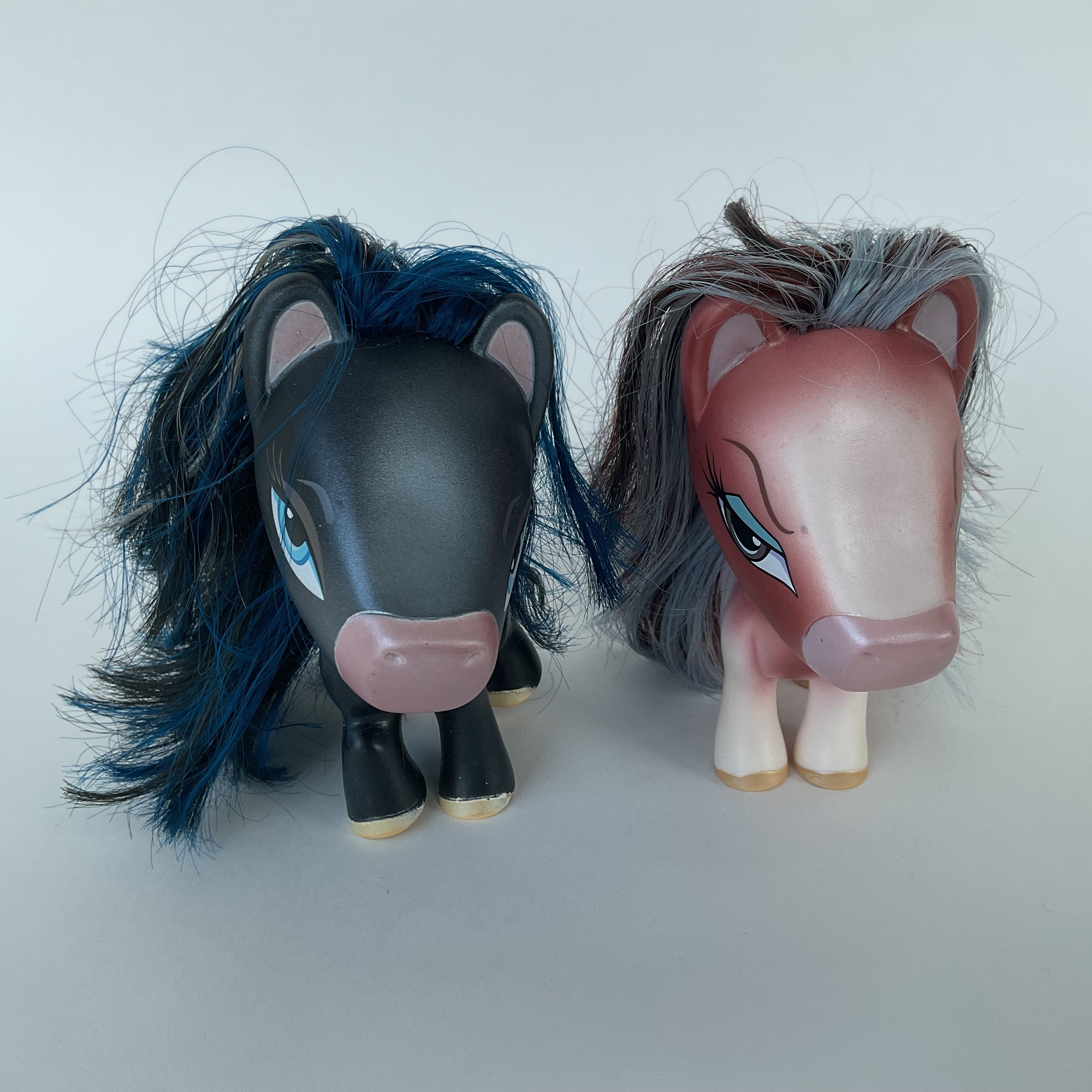 2 ponyfigurer med store hoveder, langt hår og smukke øjne – ca. 11 cm