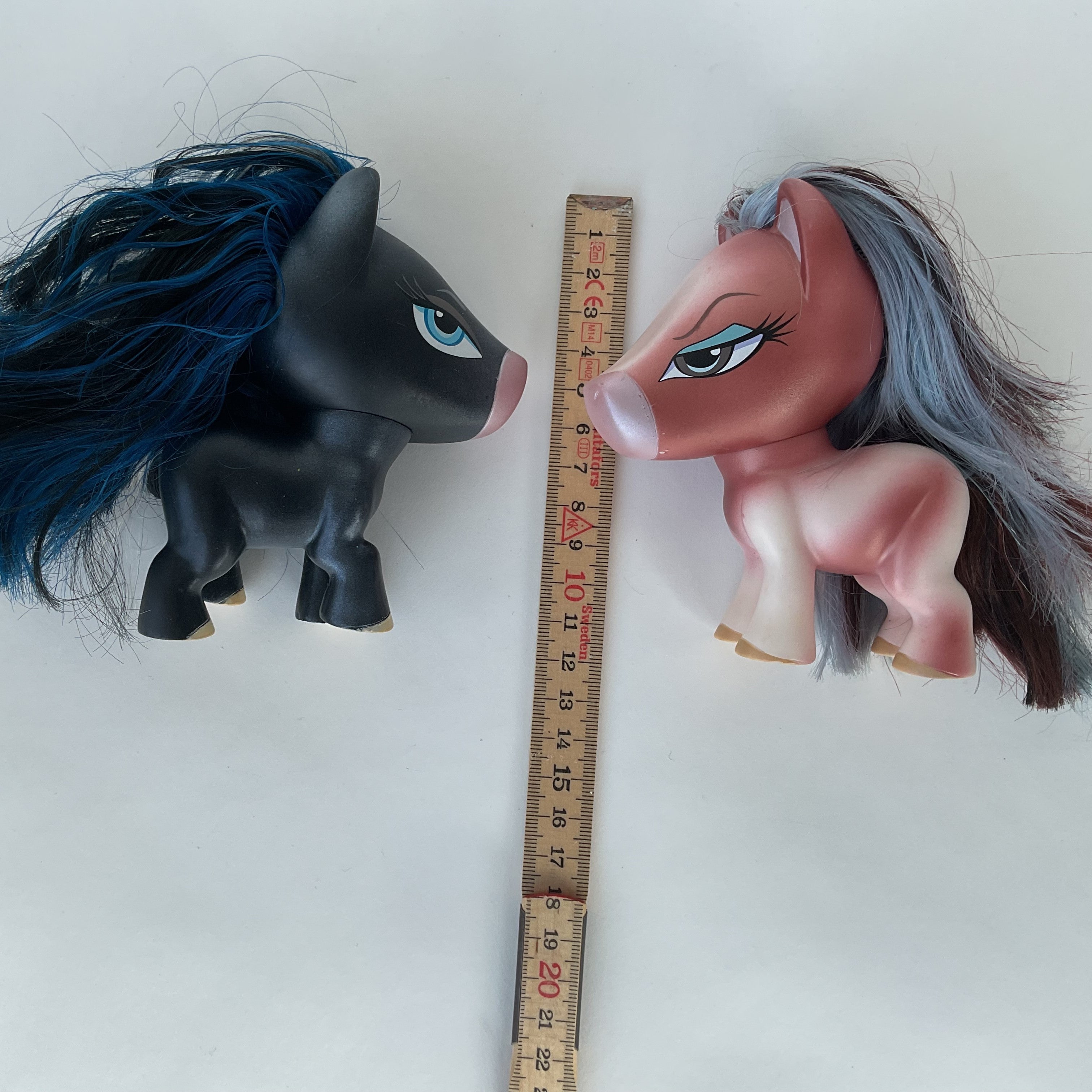 2 ponyfigurer med store hoveder, langt hår og smukke øjne – ca. 11 cm