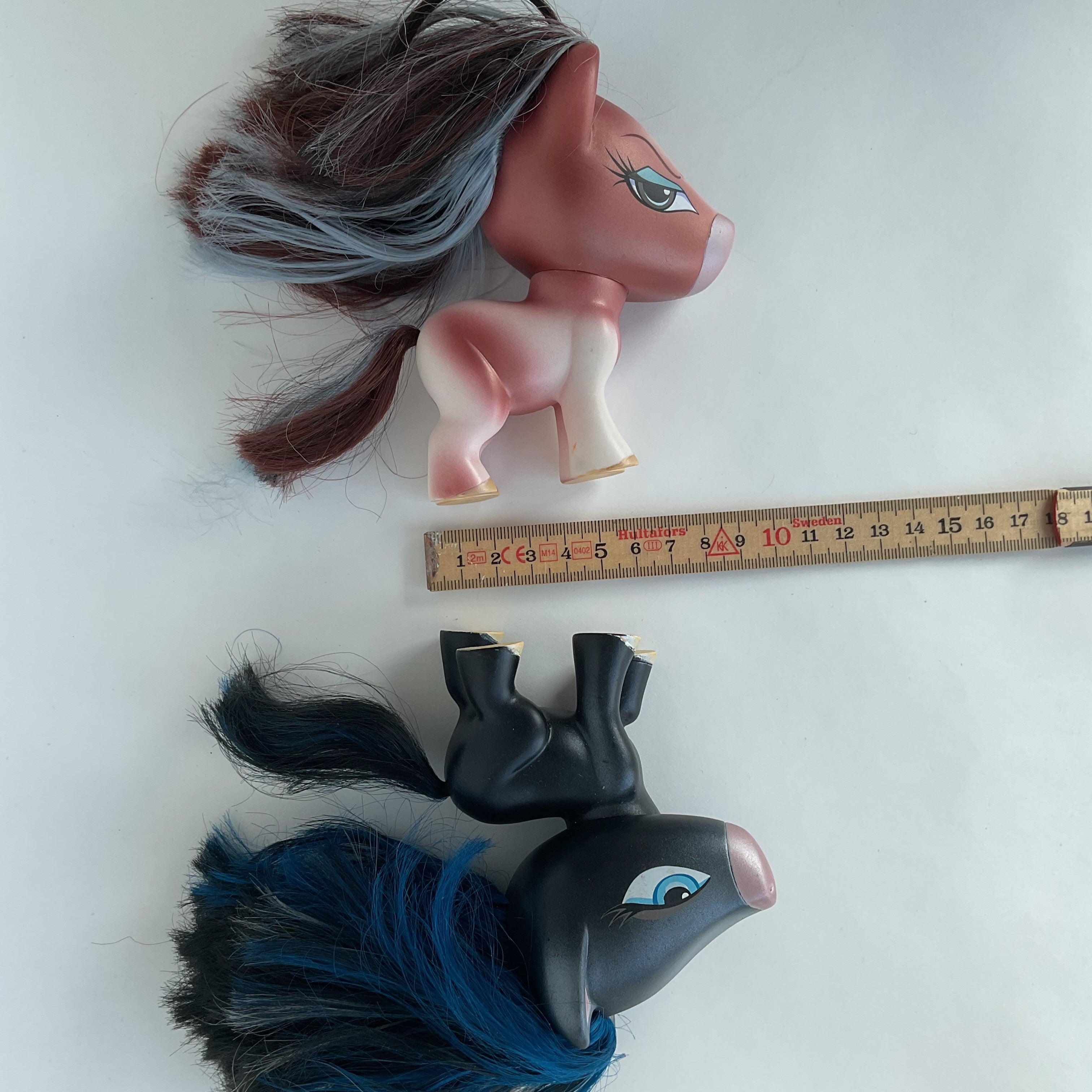 2 ponyfigurer med store hoveder, langt hår og smukke øjne – ca. 11 cm